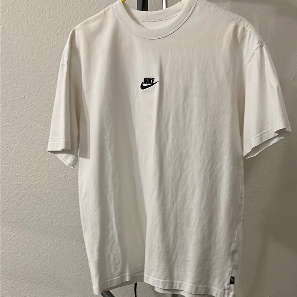 Nike White Short Sleeve Tee with Classic Crew Neck and Minimalist Logo